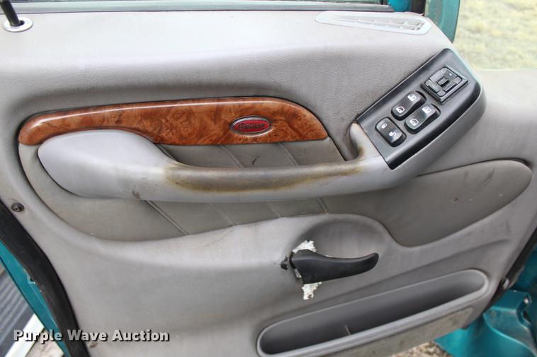 image for item EH9664 2003 Peterbilt 387 cab