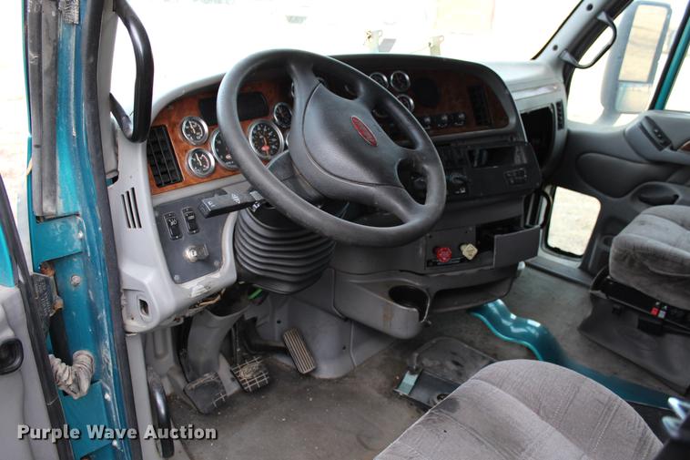 image for item EH9664 2003 Peterbilt 387 cab