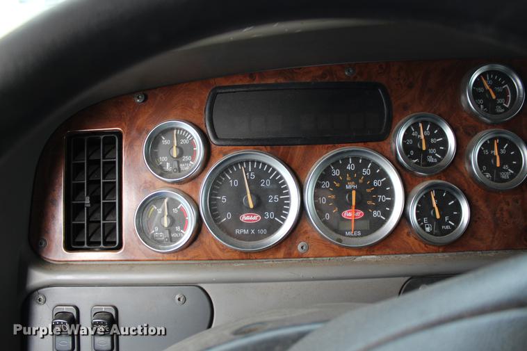 image for item EH9664 2003 Peterbilt 387 cab