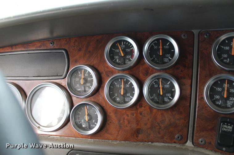 image for item EH9664 2003 Peterbilt 387 cab