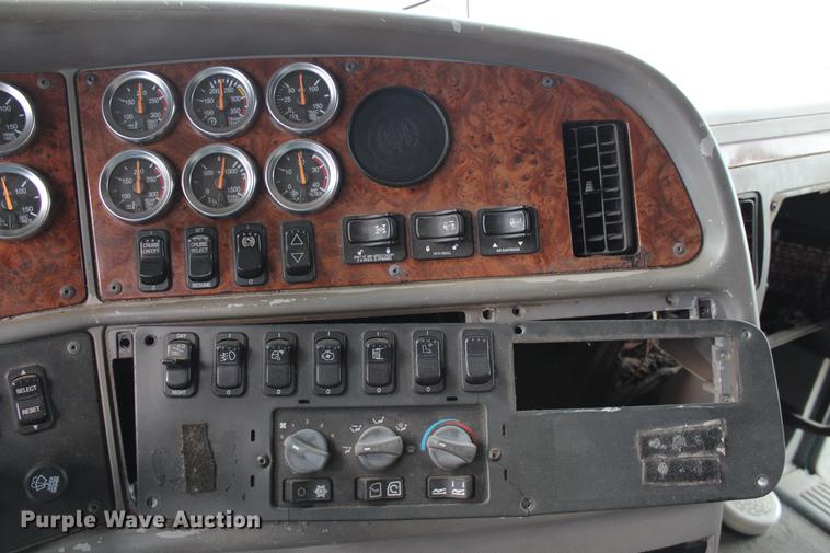 image for item EH9664 2003 Peterbilt 387 cab