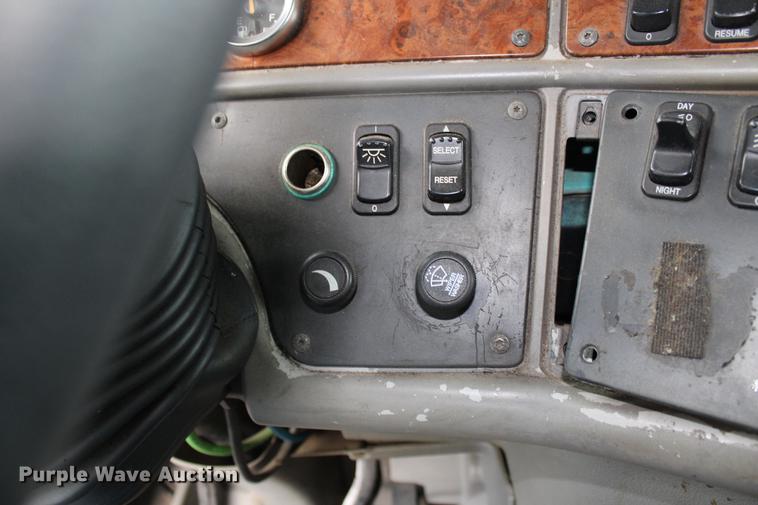image for item EH9664 2003 Peterbilt 387 cab