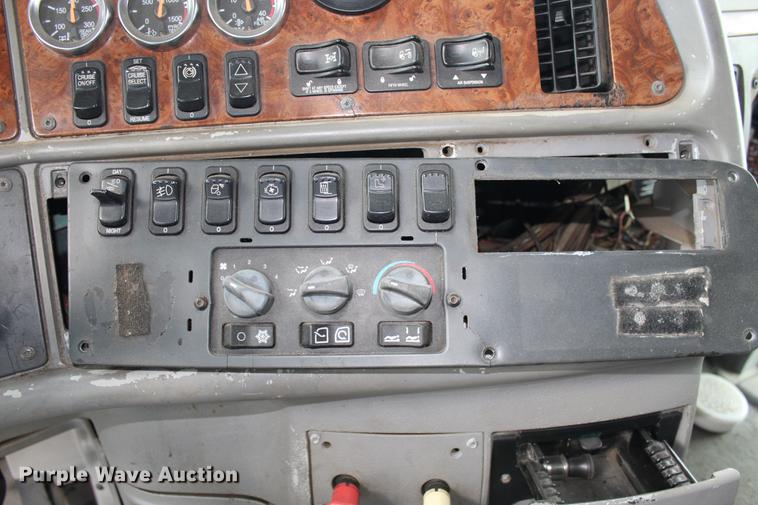 image for item EH9664 2003 Peterbilt 387 cab