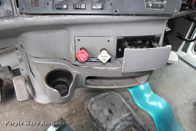 image for item EH9664 2003 Peterbilt 387 cab