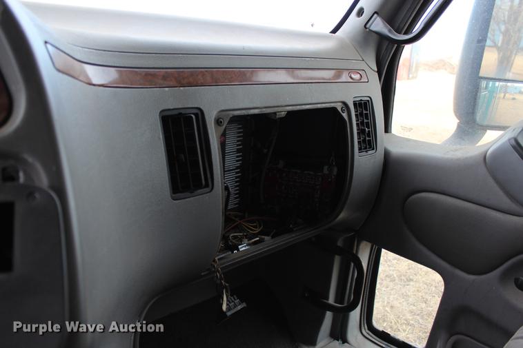 image for item EH9664 2003 Peterbilt 387 cab