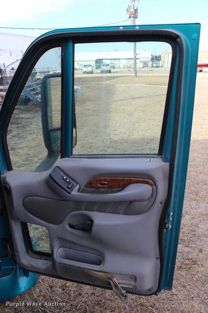 image for item EH9664 2003 Peterbilt 387 cab