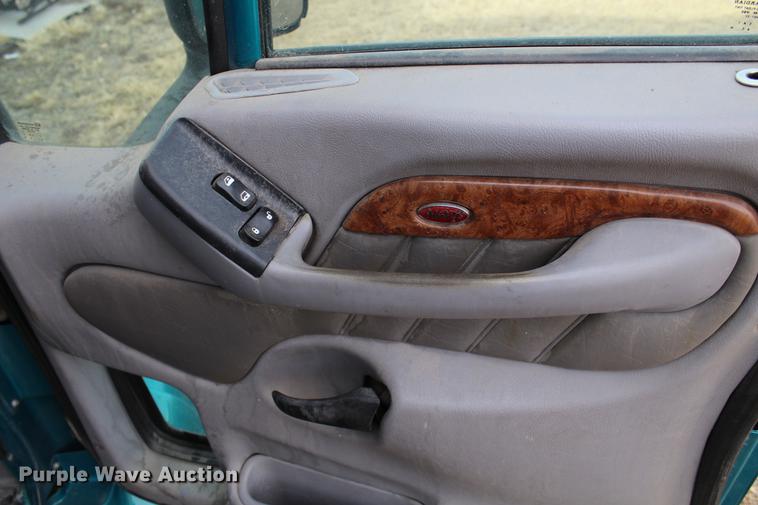 image for item EH9664 2003 Peterbilt 387 cab