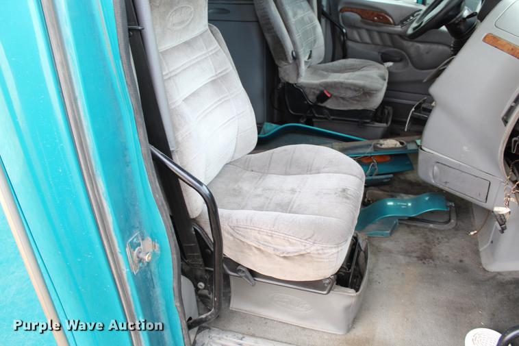 image for item EH9664 2003 Peterbilt 387 cab