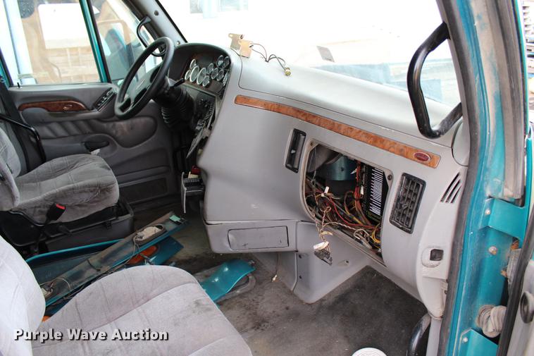 image for item EH9664 2003 Peterbilt 387 cab