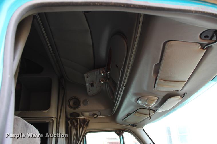 image for item EH9664 2003 Peterbilt 387 cab