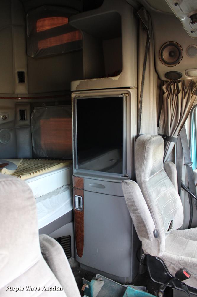 image for item EH9664 2003 Peterbilt 387 cab