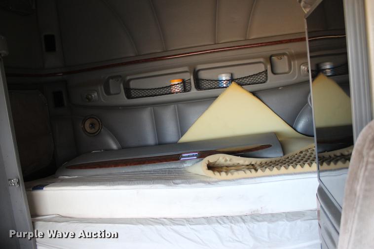 image for item EH9664 2003 Peterbilt 387 cab