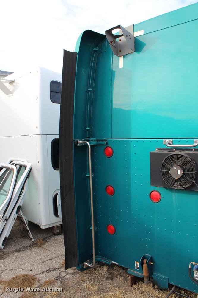 image for item EH9664 2003 Peterbilt 387 cab