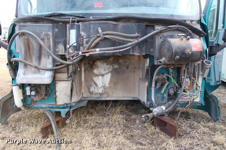 image for item EH9664 2003 Peterbilt 387 cab