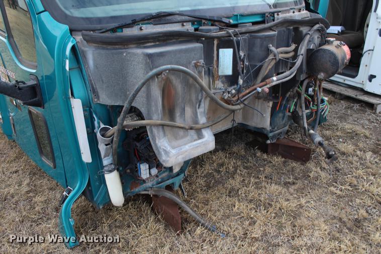 image for item EH9664 2003 Peterbilt 387 cab