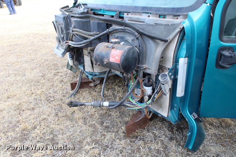 image for item EH9664 2003 Peterbilt 387 cab