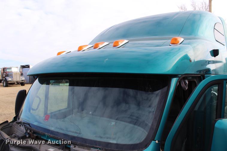 image for item EH9664 2003 Peterbilt 387 cab