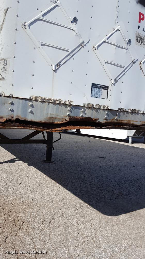 image for item G1020 2000 Fruehauf dry van trailer