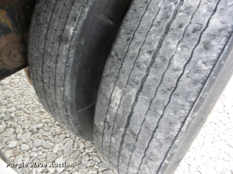 image for item J8547 2001 Wilson CF-900A flatbed trailer