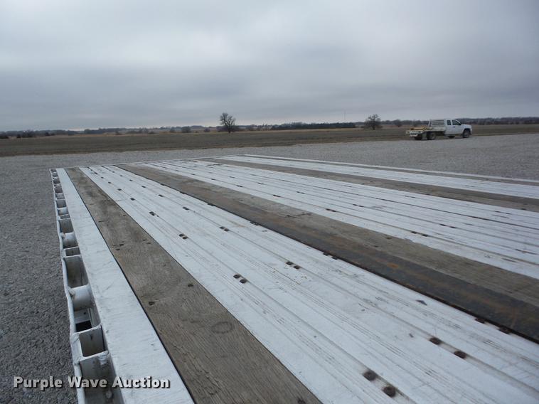 image for item J8547 2001 Wilson CF-900A flatbed trailer