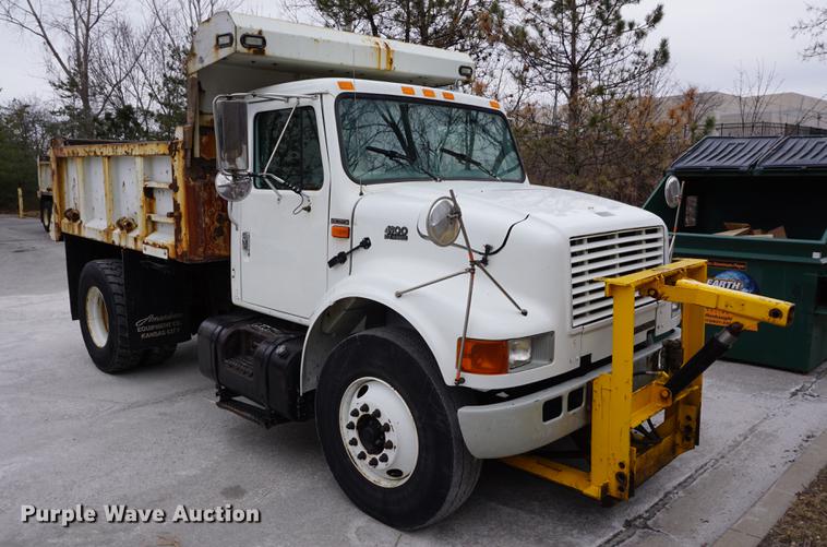 image for item DB0375 2001 International 4900 dump truck