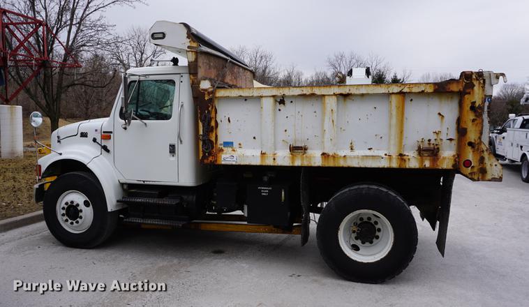 image for item DB0375 2001 International 4900 dump truck