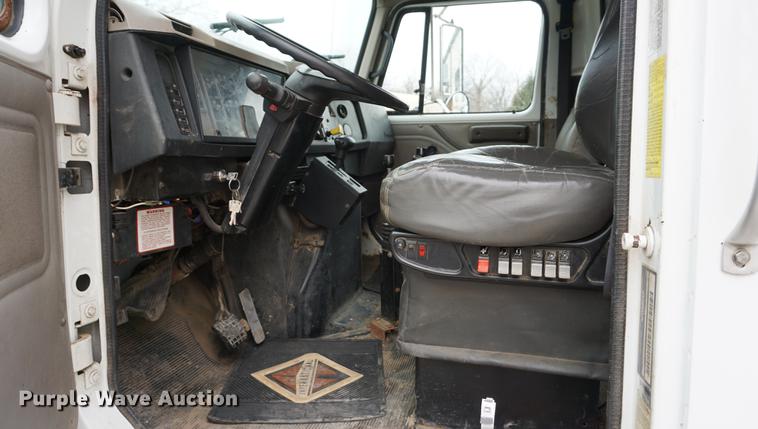 image for item DB0375 2001 International 4900 dump truck