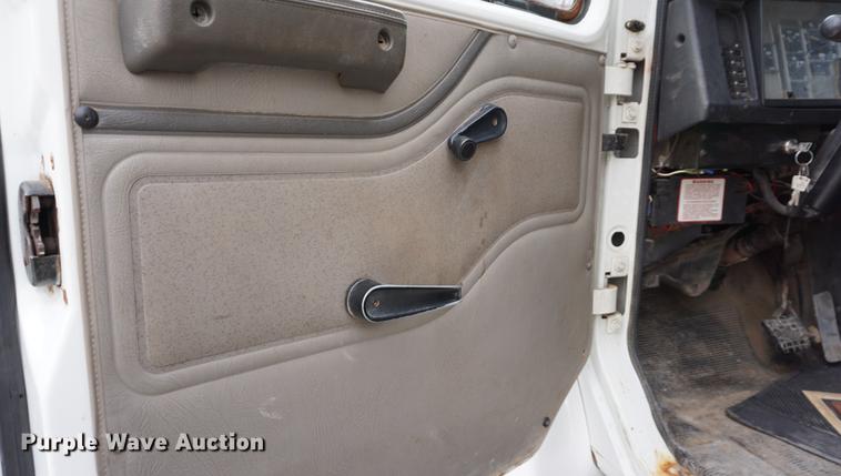 image for item DB0375 2001 International 4900 dump truck