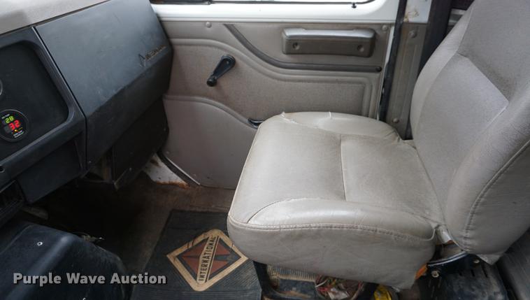 image for item DB0375 2001 International 4900 dump truck