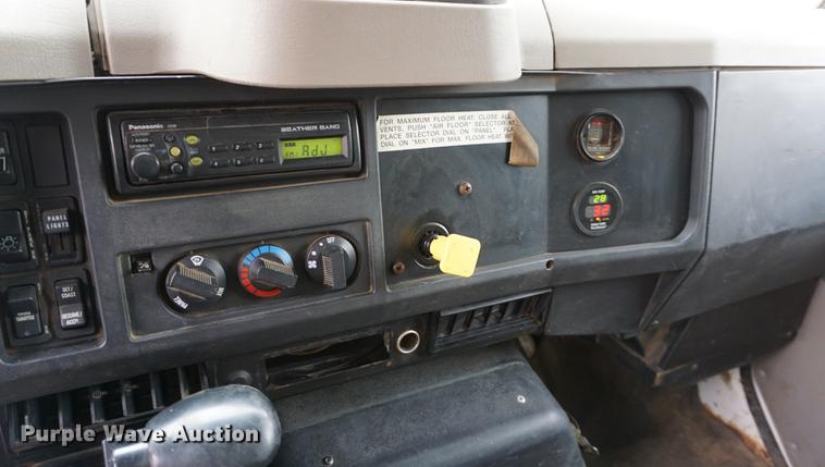 image for item DB0375 2001 International 4900 dump truck