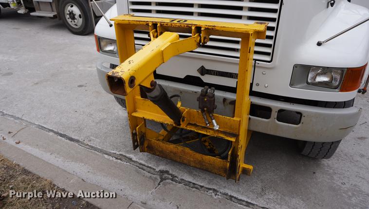 image for item DB0375 2001 International 4900 dump truck