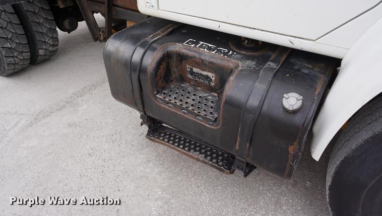 image for item DB0375 2001 International 4900 dump truck