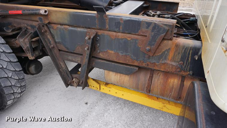 image for item DB0375 2001 International 4900 dump truck
