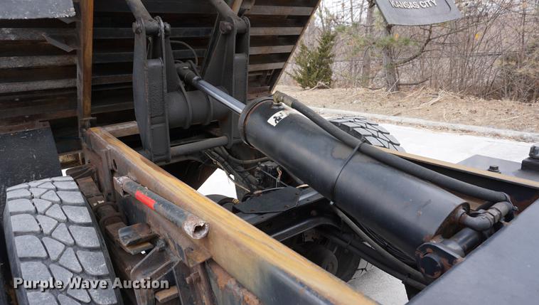 image for item DB0375 2001 International 4900 dump truck