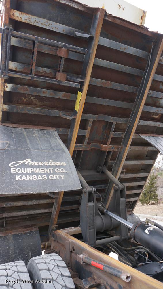 image for item DB0375 2001 International 4900 dump truck