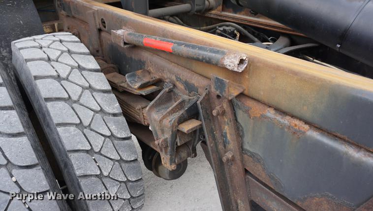 image for item DB0375 2001 International 4900 dump truck