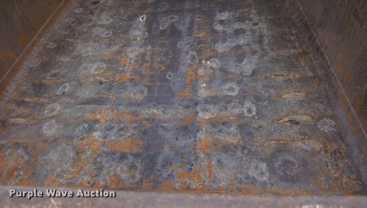 image for item DB0375 2001 International 4900 dump truck