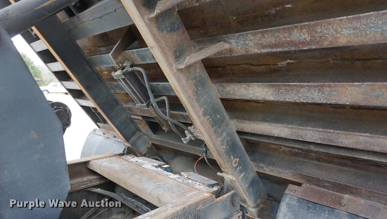 image for item DB0375 2001 International 4900 dump truck