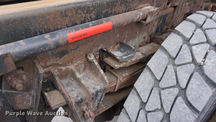 image for item DB0375 2001 International 4900 dump truck