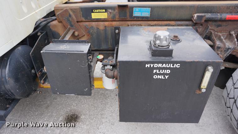 image for item DB0375 2001 International 4900 dump truck