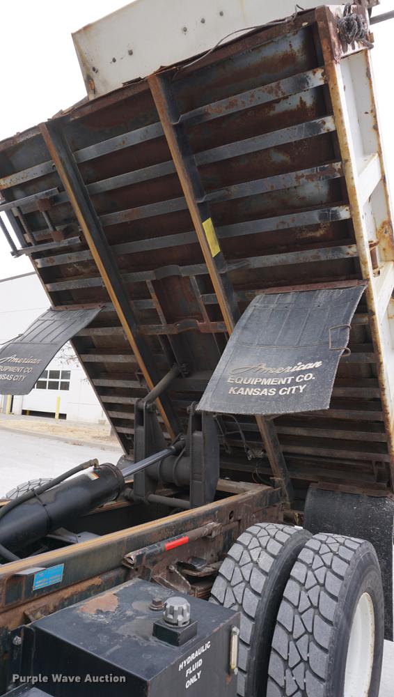image for item DB0375 2001 International 4900 dump truck