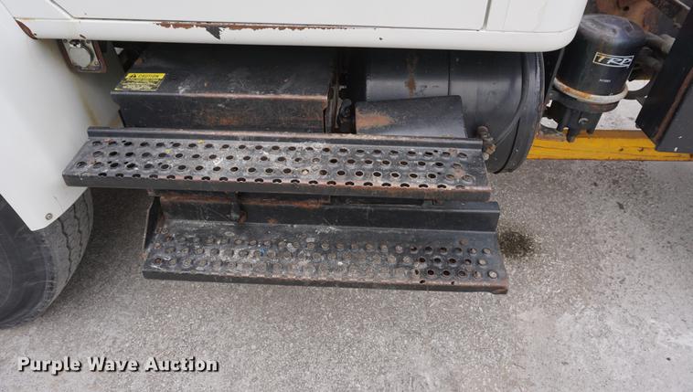 image for item DB0375 2001 International 4900 dump truck