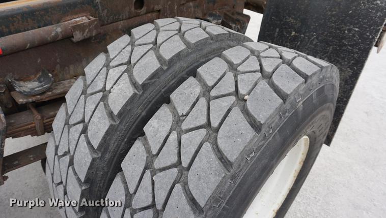 image for item DB0375 2001 International 4900 dump truck