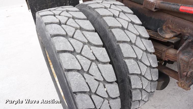 image for item DB0375 2001 International 4900 dump truck