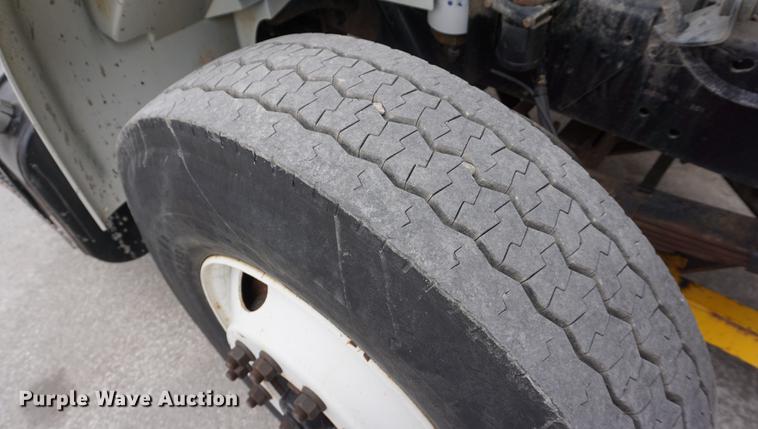 image for item DB0375 2001 International 4900 dump truck