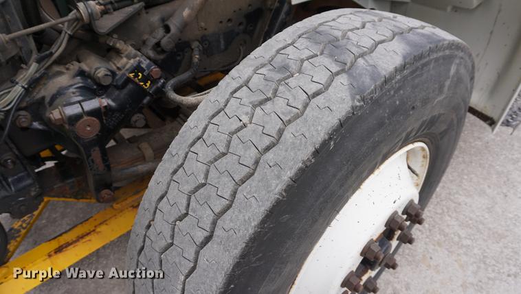 image for item DB0375 2001 International 4900 dump truck