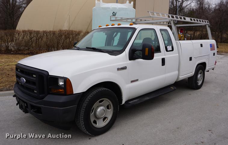 image for item DB0376 2006 Ford F350 Super Duty SuperCab utility bed pickup truck