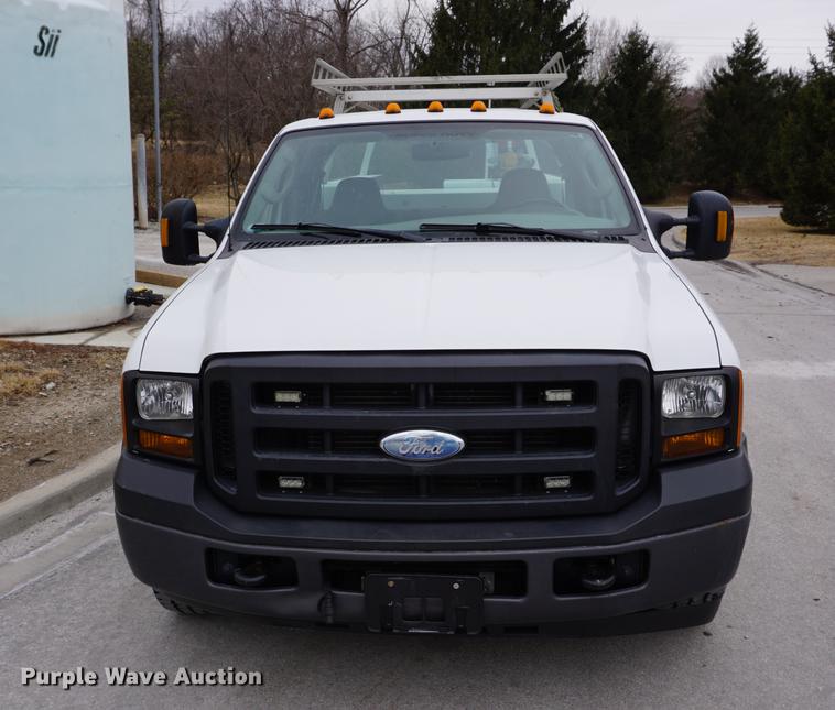 image for item DB0376 2006 Ford F350 Super Duty SuperCab utility bed pickup truck