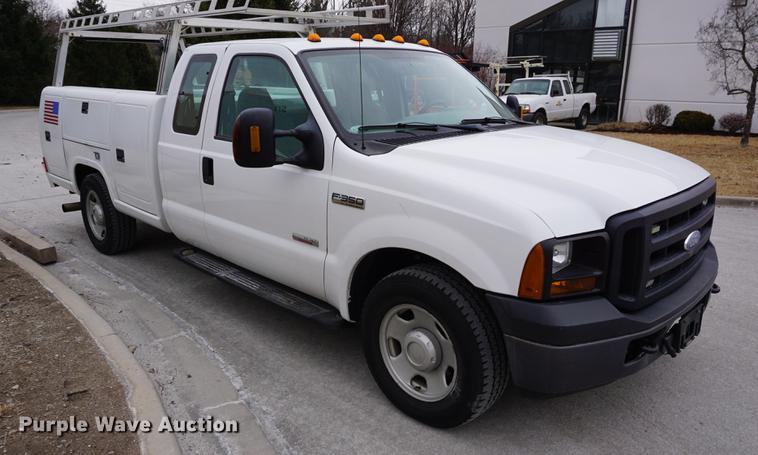 image for item DB0376 2006 Ford F350 Super Duty SuperCab utility bed pickup truck