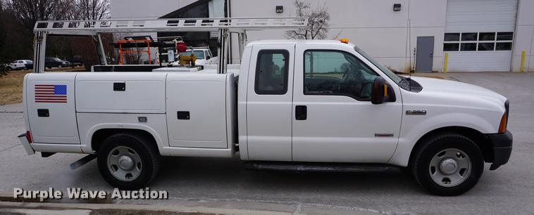 image for item DB0376 2006 Ford F350 Super Duty SuperCab utility bed pickup truck